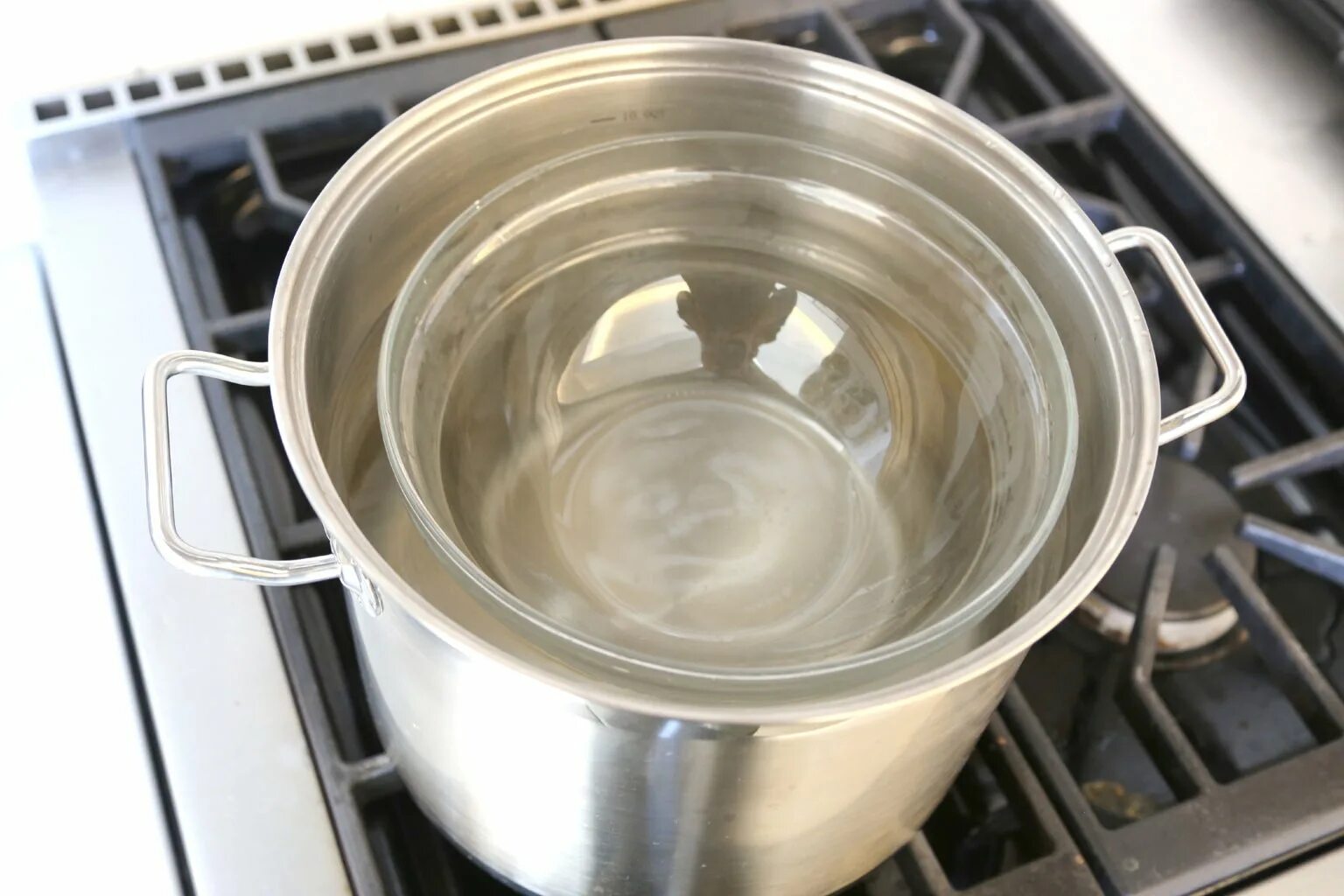 Дистиллированная кастрюля. Приготовление дистиллированной воды. Как сделать дистиллированную воду. Вода дистиллированная для чайников.
