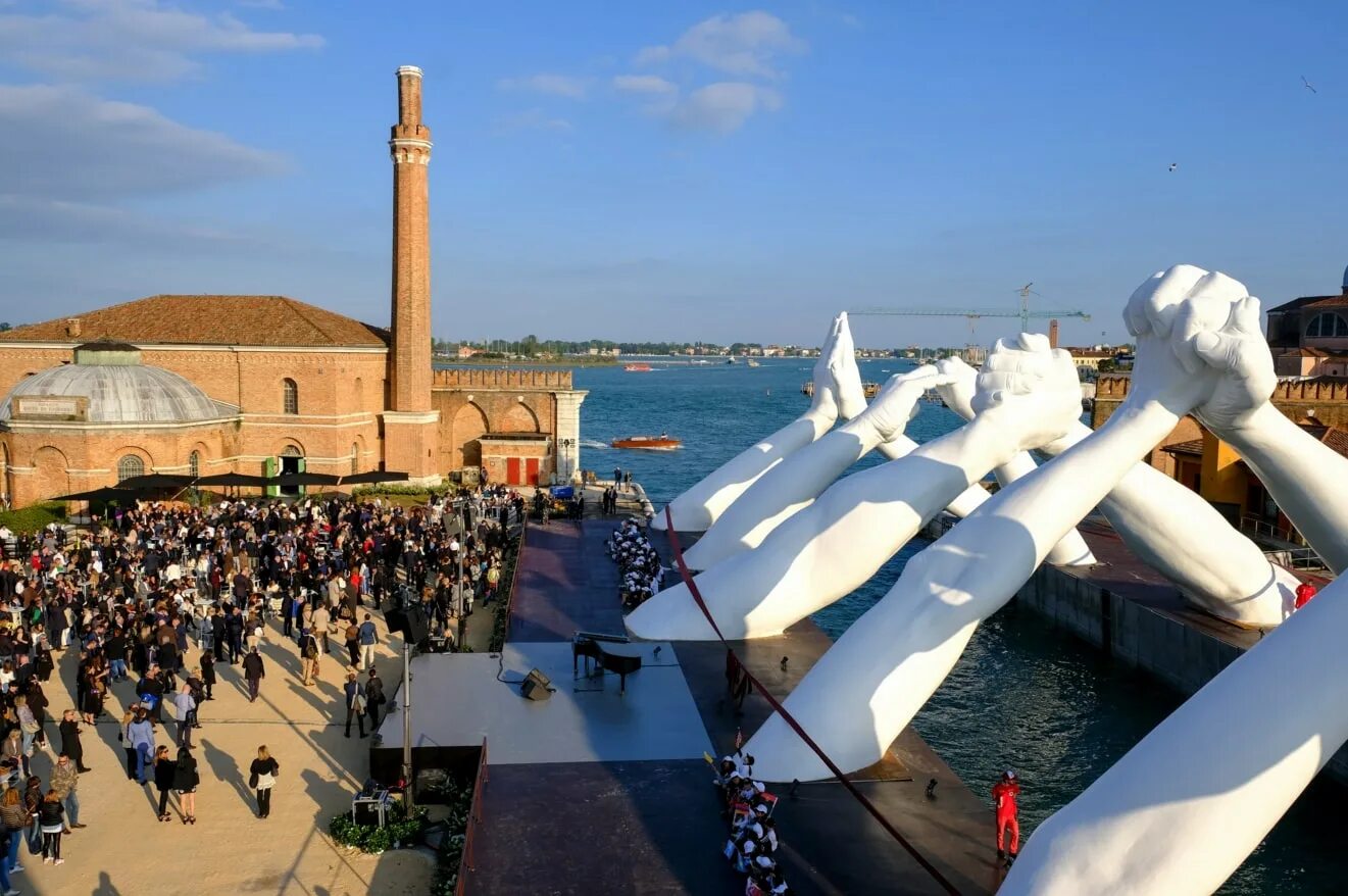 Наводить мосты. Лоренцо куинн венеция. Лоренцо куинн мост руки венеция. Лоренцо куинн скульптуры. Киото пешеходный мост.