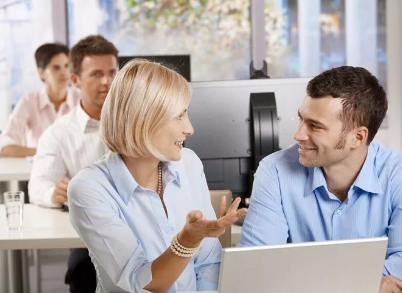 общение с близкими людьми. мужчина и женщина коллеги. жена на работе разговор. жена на работе разговор. люди общаются на работе.