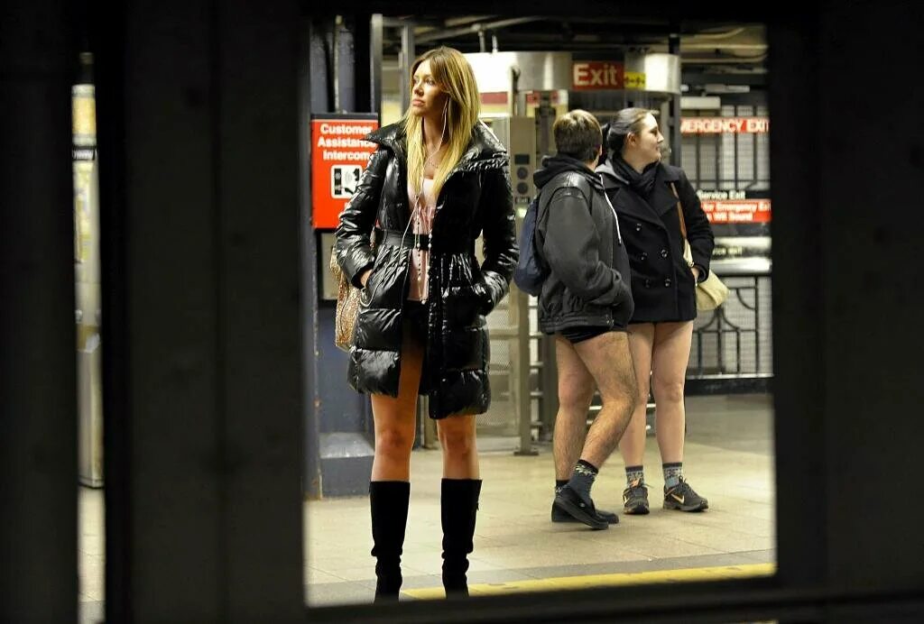 No Pants Subway Ride 2012. В метро без штанов. No Pants Subway Ride 2012 Toronto. Девка без штанов ава. Год без штанов