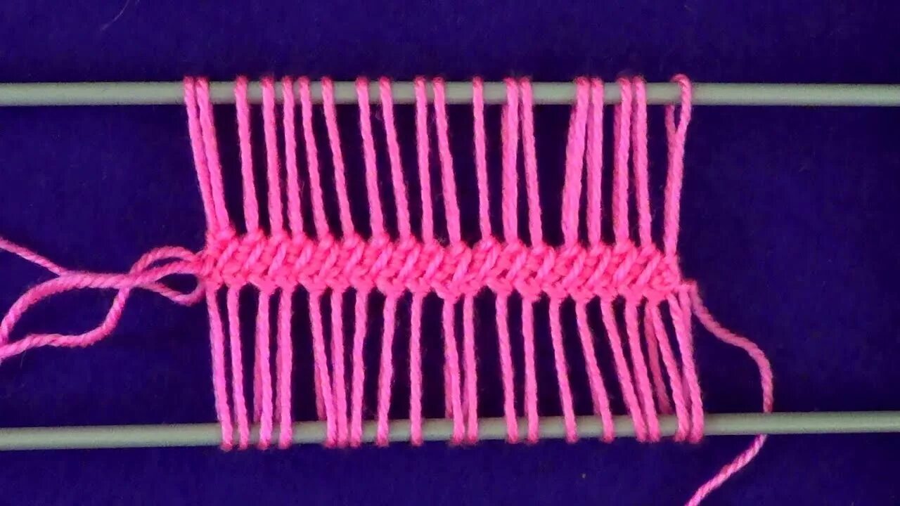 Плотный середина. Вязание на вилке. Урок вязания шарфа на вилке. Тесьма на вилке. Лента с петлями для вязания.