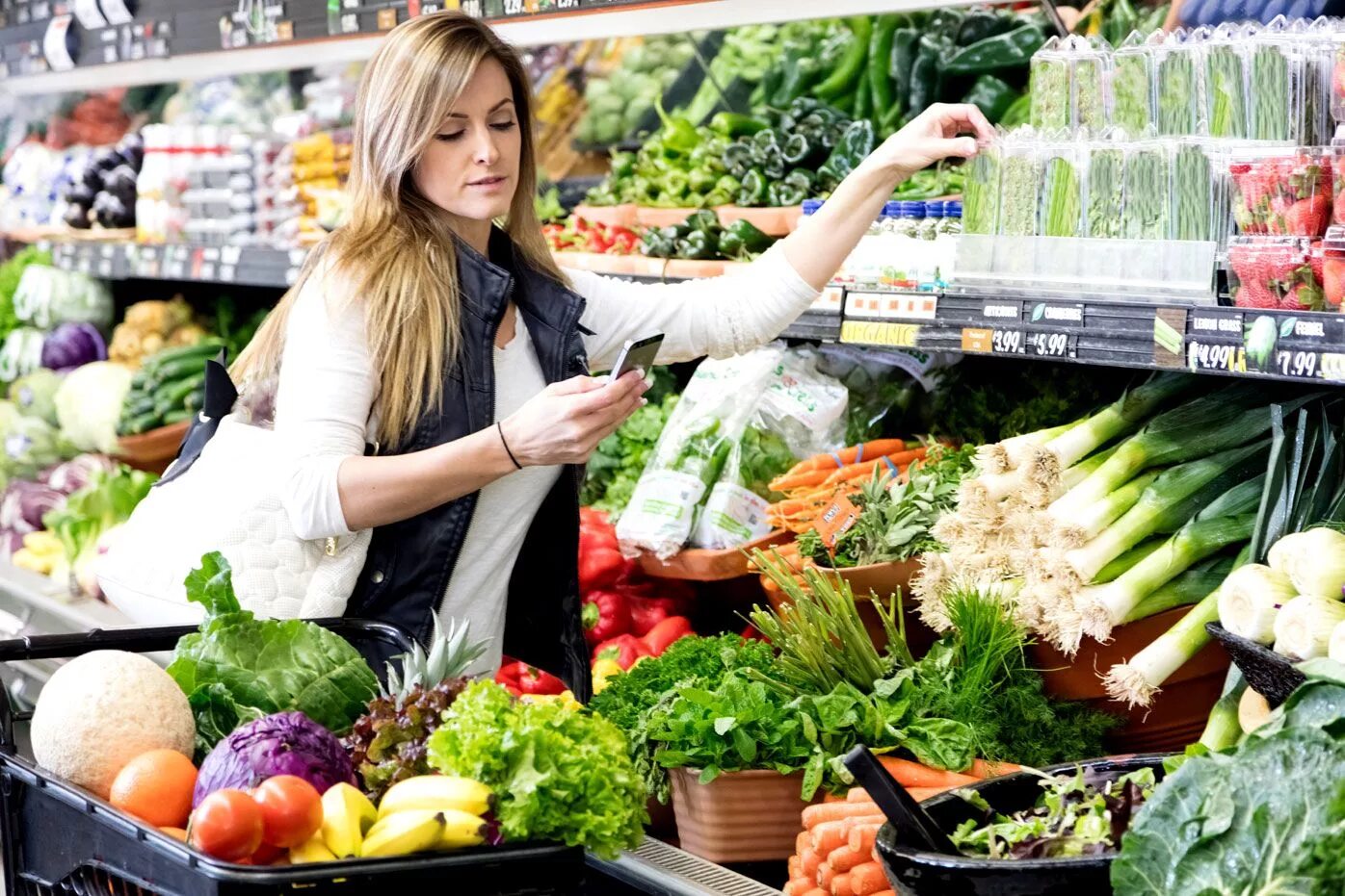 Markets shop ru. Продукты в супермаркете. Девушка на овощном рынке. Девушка в магазине продуктов. Женщина с продуктами.