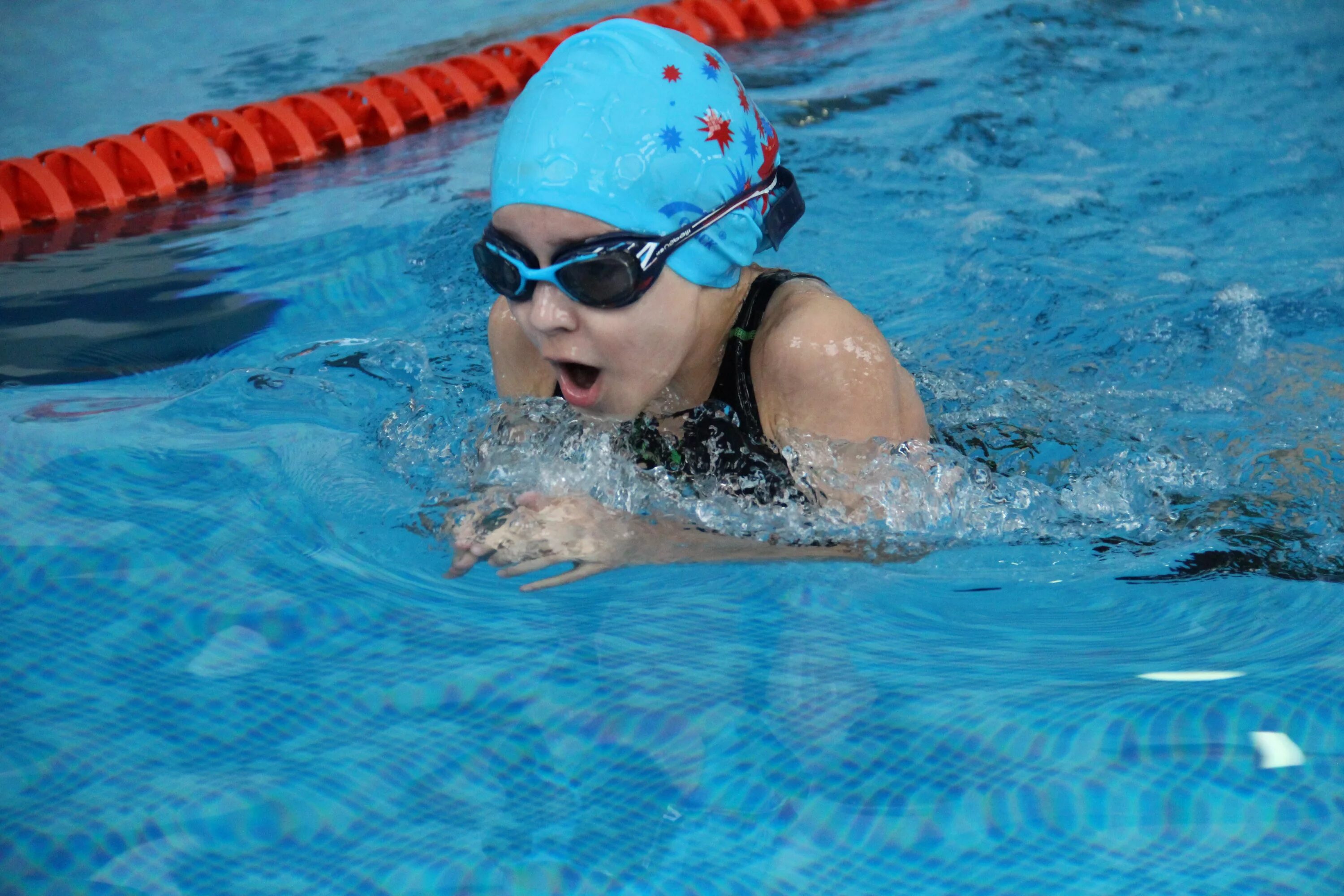 детское плавание соревнования. занятия в бассейне для детей. оздоровительное плавание для детей. плавание дети. детское плавание в бассейне.