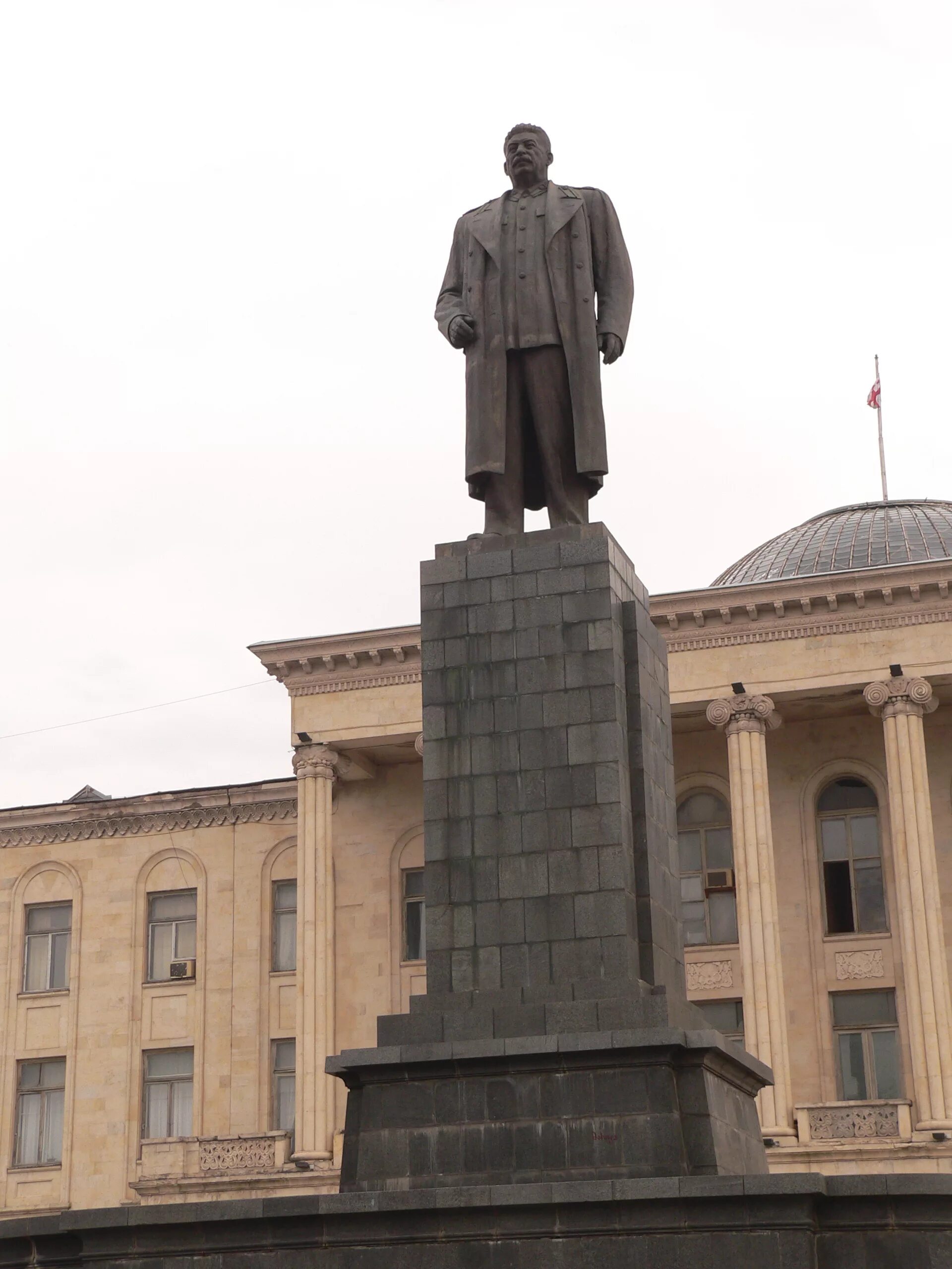 Памятник сталину в грузии. Памятник сталину в городе гори. памятники сталина в грузии. статуя сталина в грузии.
