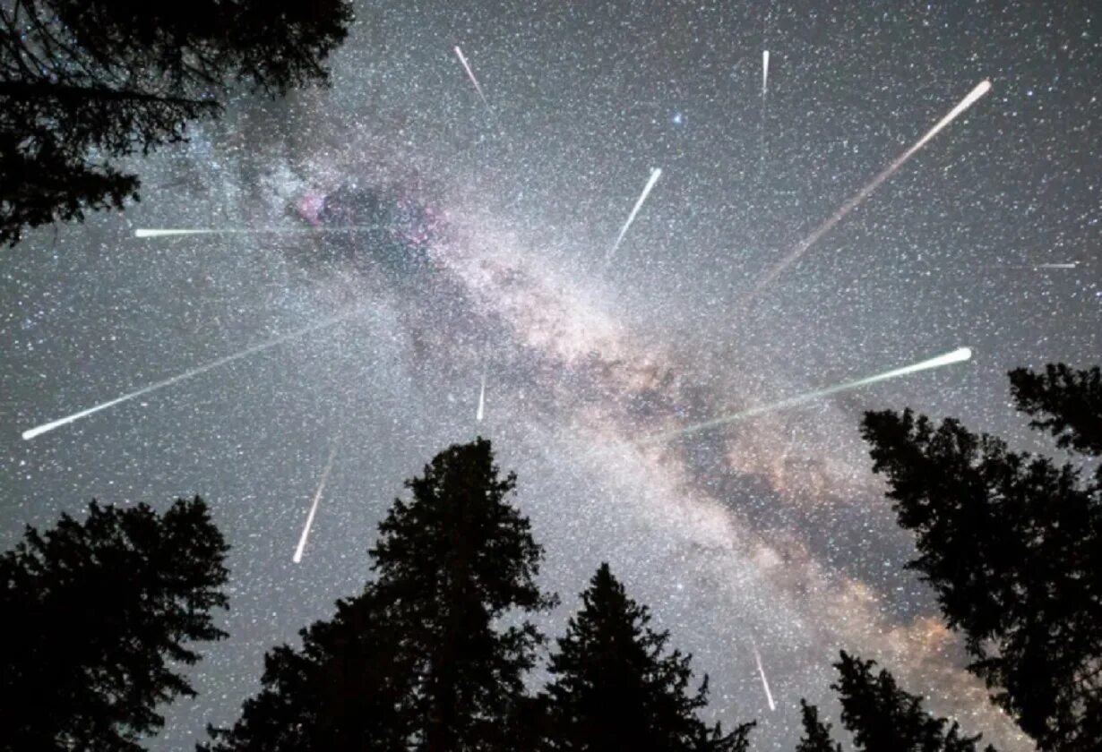 Какую звезду видно днем. Дракониды метеорный поток 2020. Метеоритный поток Аквариды. Пик метеорного потока Персеиды. Метеоритный поток Персеиды 2021.
