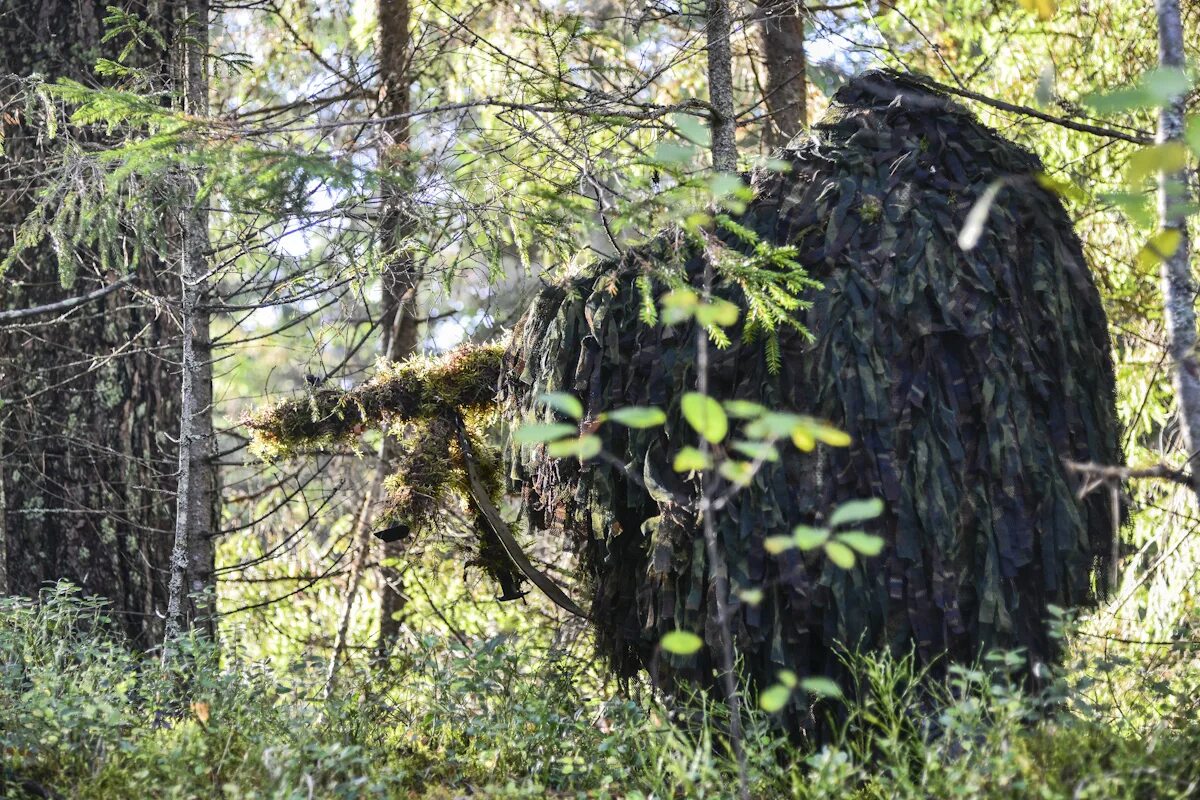 Маскировка личного состава. Маскировка снайпера в лесу. военная маскировка. снайпер замаскировался. тактическая маскировка.