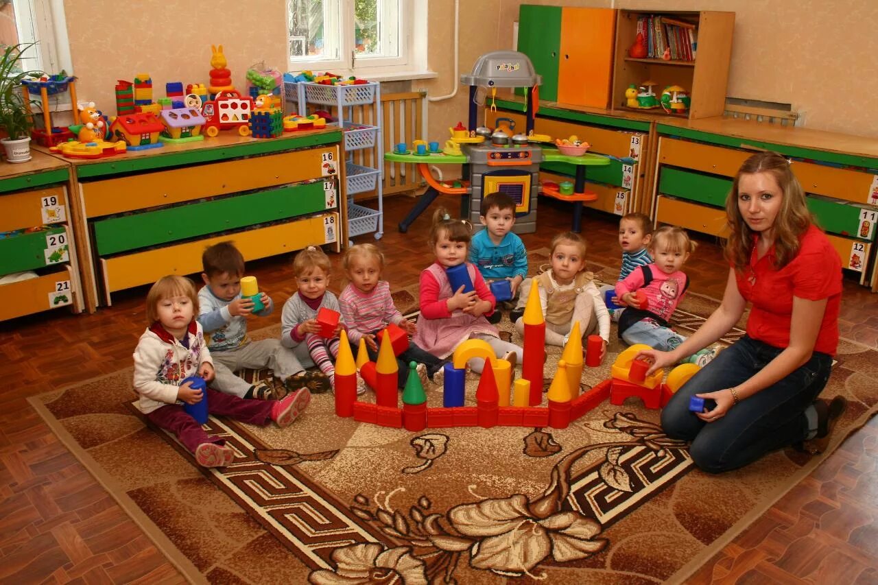 Детский сад это домик для ребят слушать. Детский сад. Домашний детский сад. Дети в яслях. Частный садик.