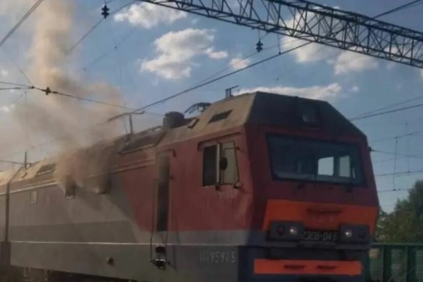Поезд в каменск уральский. Поезд и железнодорожники. с днем железнодорожный. железнодорожник праздник день железнодорожника. с праздником железнодорожника.