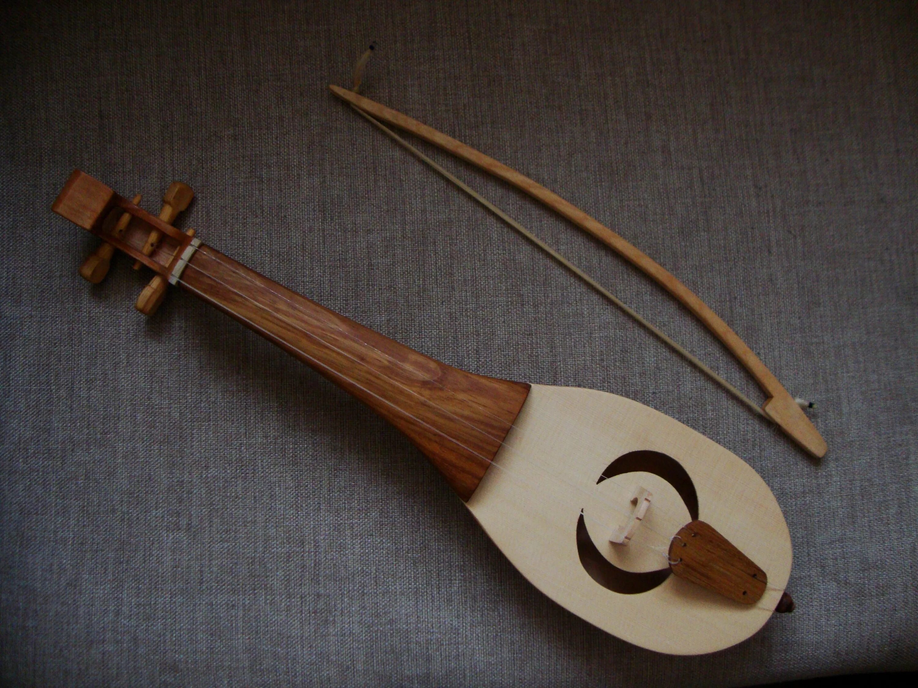 Гудок музыкальный инструмент народные музыкальные инструменты. Ребек музыкальный инструмент. Ребек струнный музыкальный инструмент. Ребек струнный смычковый инструмент.