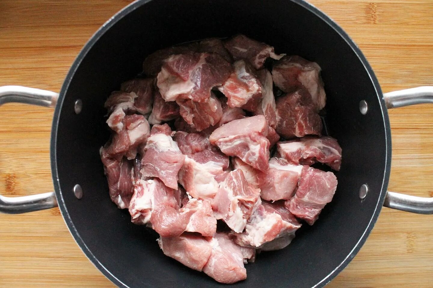 Мясо в кастрюле. Свинина кусочками. Тушёная свинина в кастрюле. Мясо тушеное кусочками.