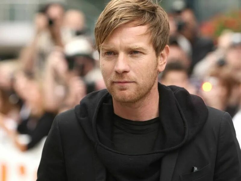Юэн беннет. Юэн макгрегор. стрижки юэна макгрегора. ewan mcgregor haircut. юэн макгрегор волосы.