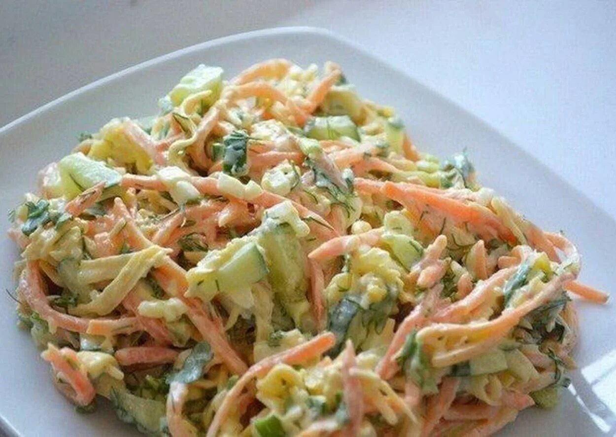 Салатик с корейской морковкой. Рецепт салата с корейской морковкой и огурцом. Салат фаттуш с корейской морковью. Салат из копчёной курицы с корейской морковкой и огурцом. Салат с копчёной курицей и корейской морковью.