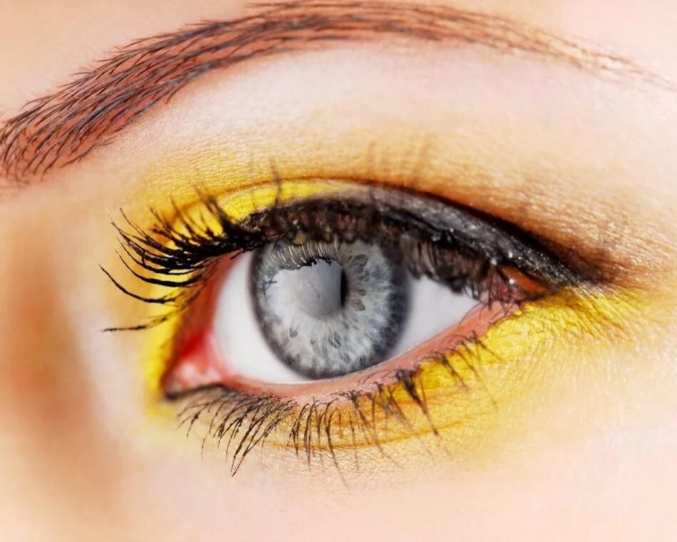 Желтый глаз 12. Серо желтые глаза. Яркие янтарные глаза. Янтарно зеленый цвет глаз. Макияж с желтыми тенями.