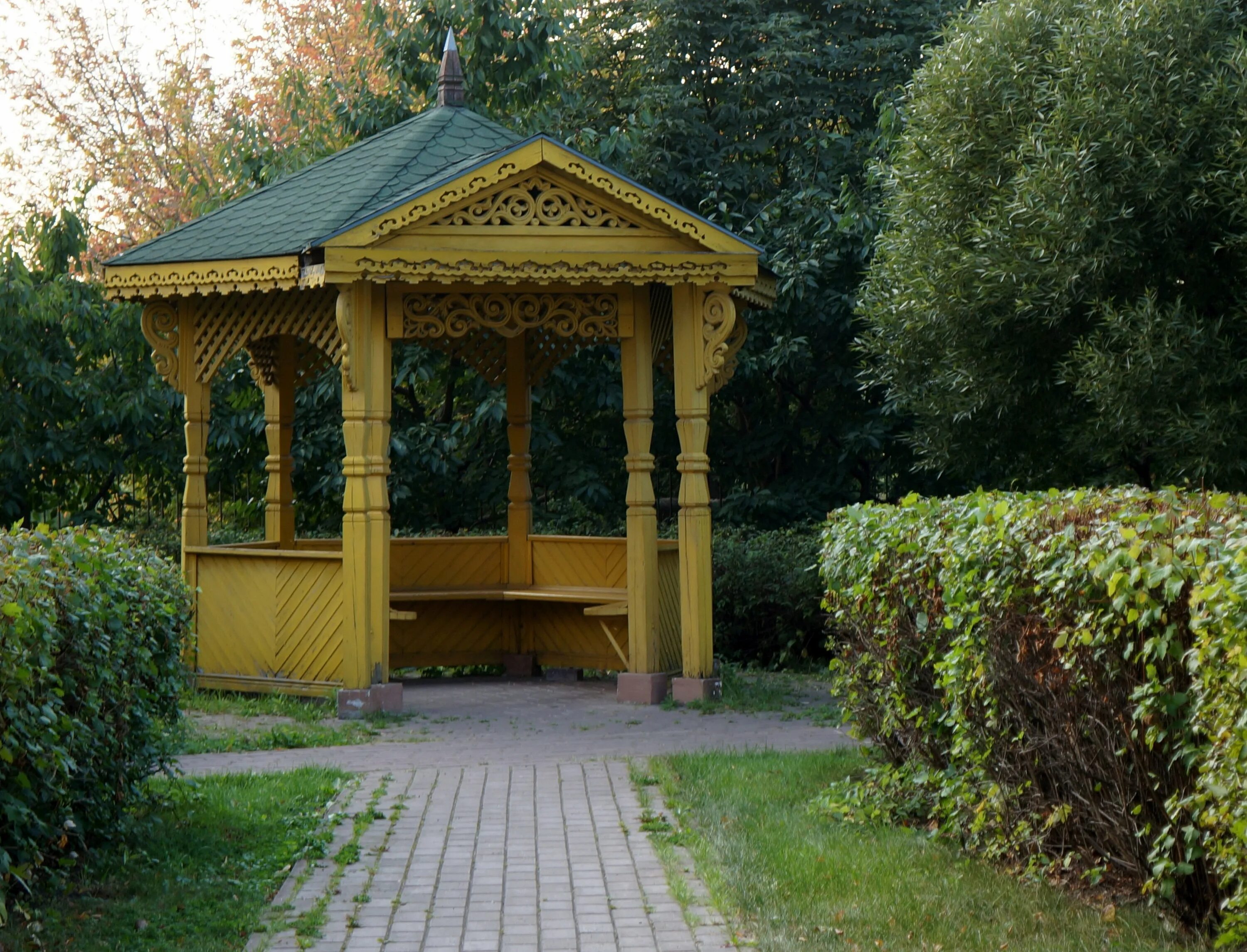 Музей заповедник Коломенское беседки. Парк Коломенское беседки. Альтанка 19 века. Беседка Ротонда в Коломенском парке. Желтые беседки