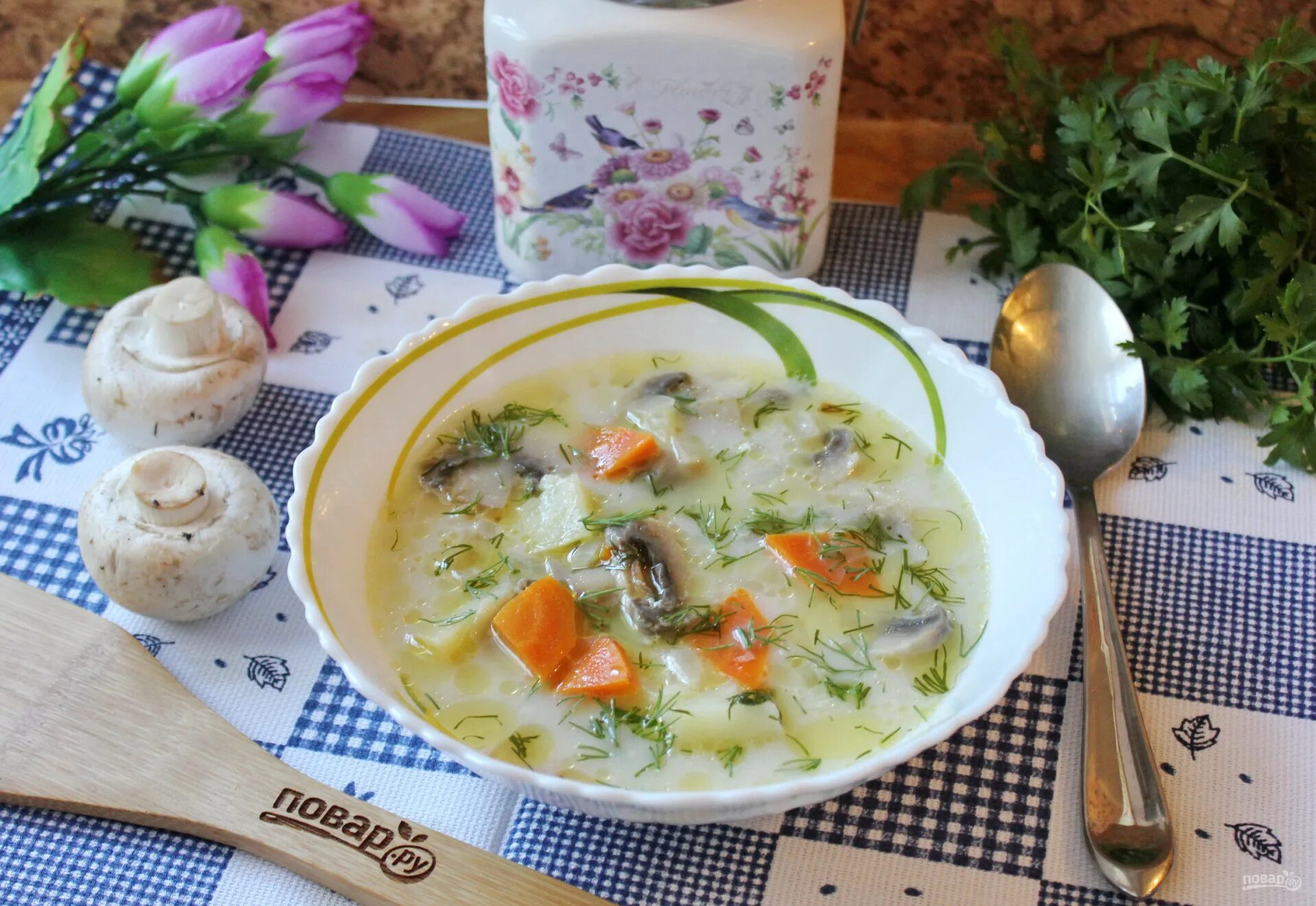 Суп с грибами и рыбой. Молочный грибной суп. грибной суп с молоком. сливочный суп с грибами. грибной сливочный суп.