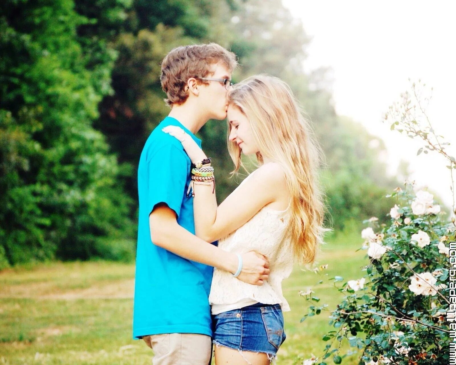 любовь подростков. корейские парочки. красивые парочки подростков. главная пара карраро. поцелуй в губы подростков.