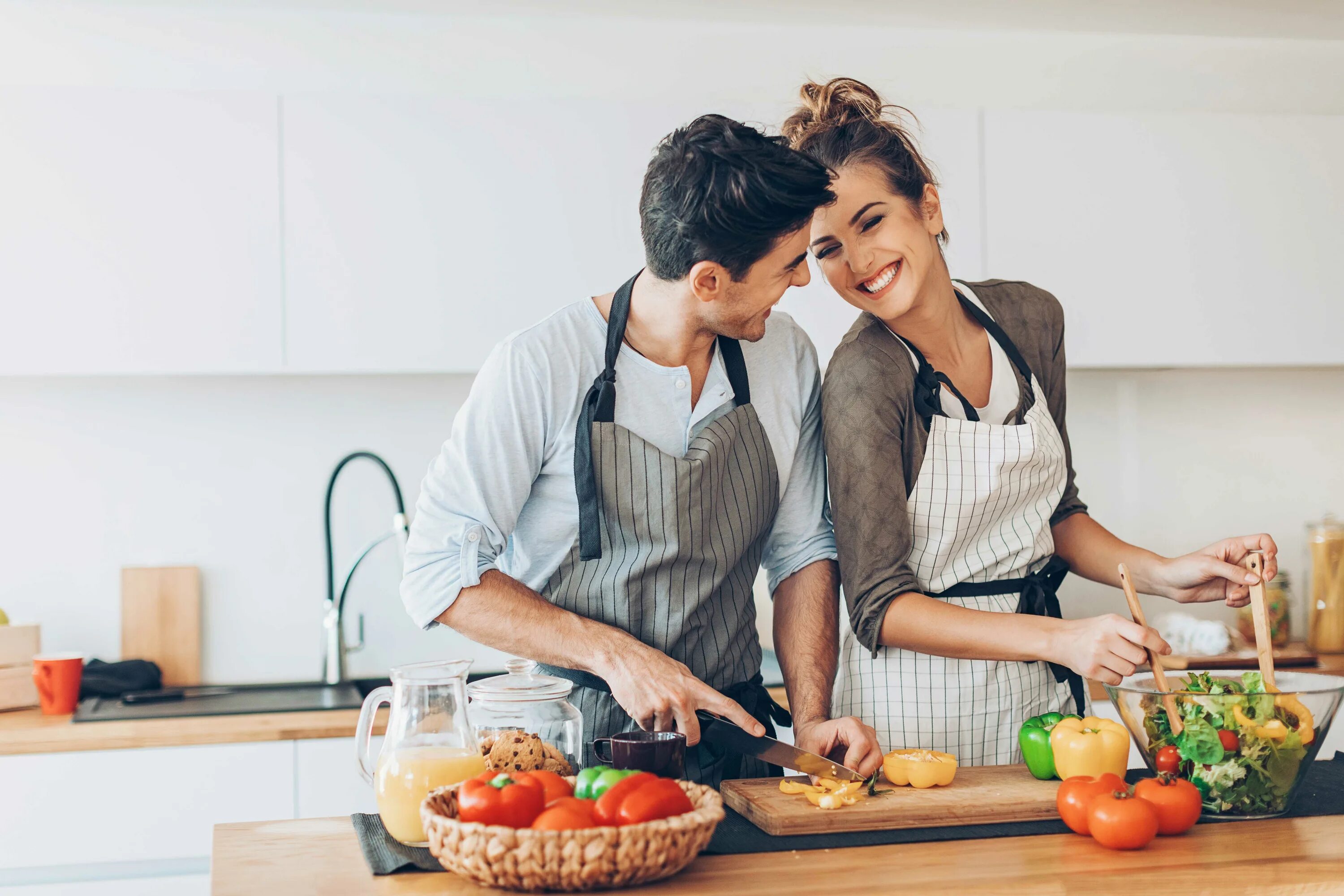 2 we in the kitchen. Влюбленные на кухне. Готовим вместе. Мужчина и женщина на кухне. Пара готовит.