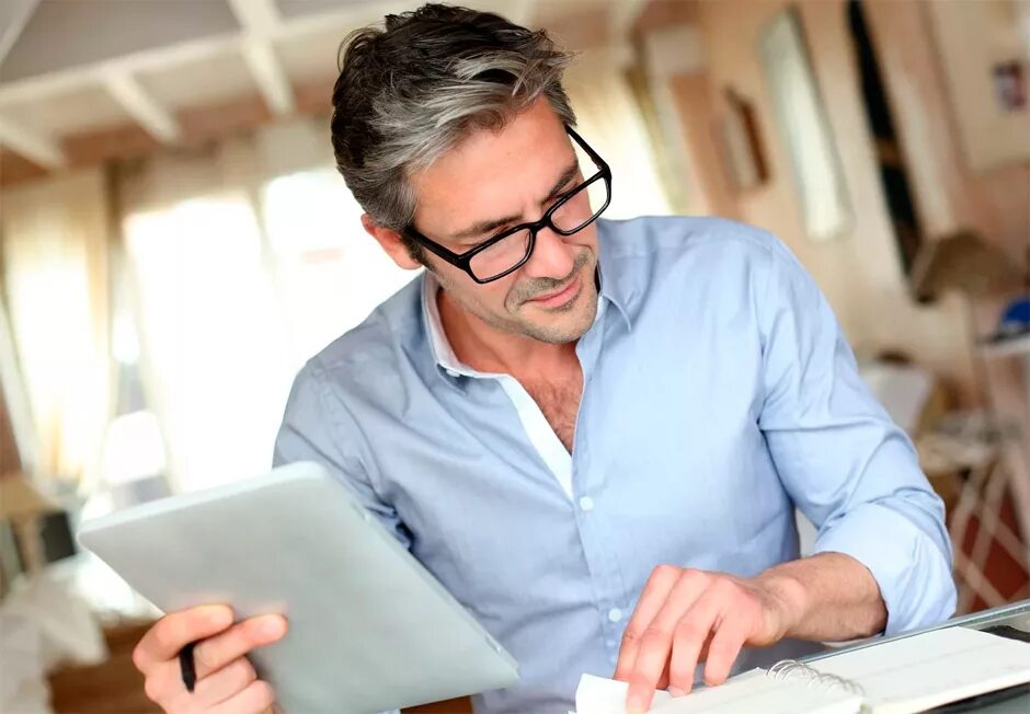 Работа после 55 лет вакансии. Работа после 55 лет вакансии. Макарова тамара петровна. Мужчина в очках в офисе. Женщина 50 лет на работе.