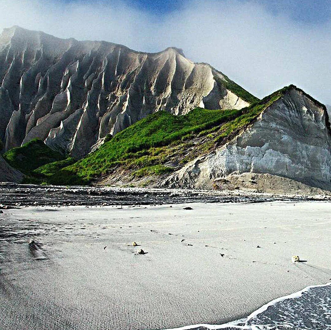 Чертова скала итуруп. Итуруп. Бухта медвежья итуруп. Белые скалы, остров итуруп, курилы. Курилы итуруп бухта.