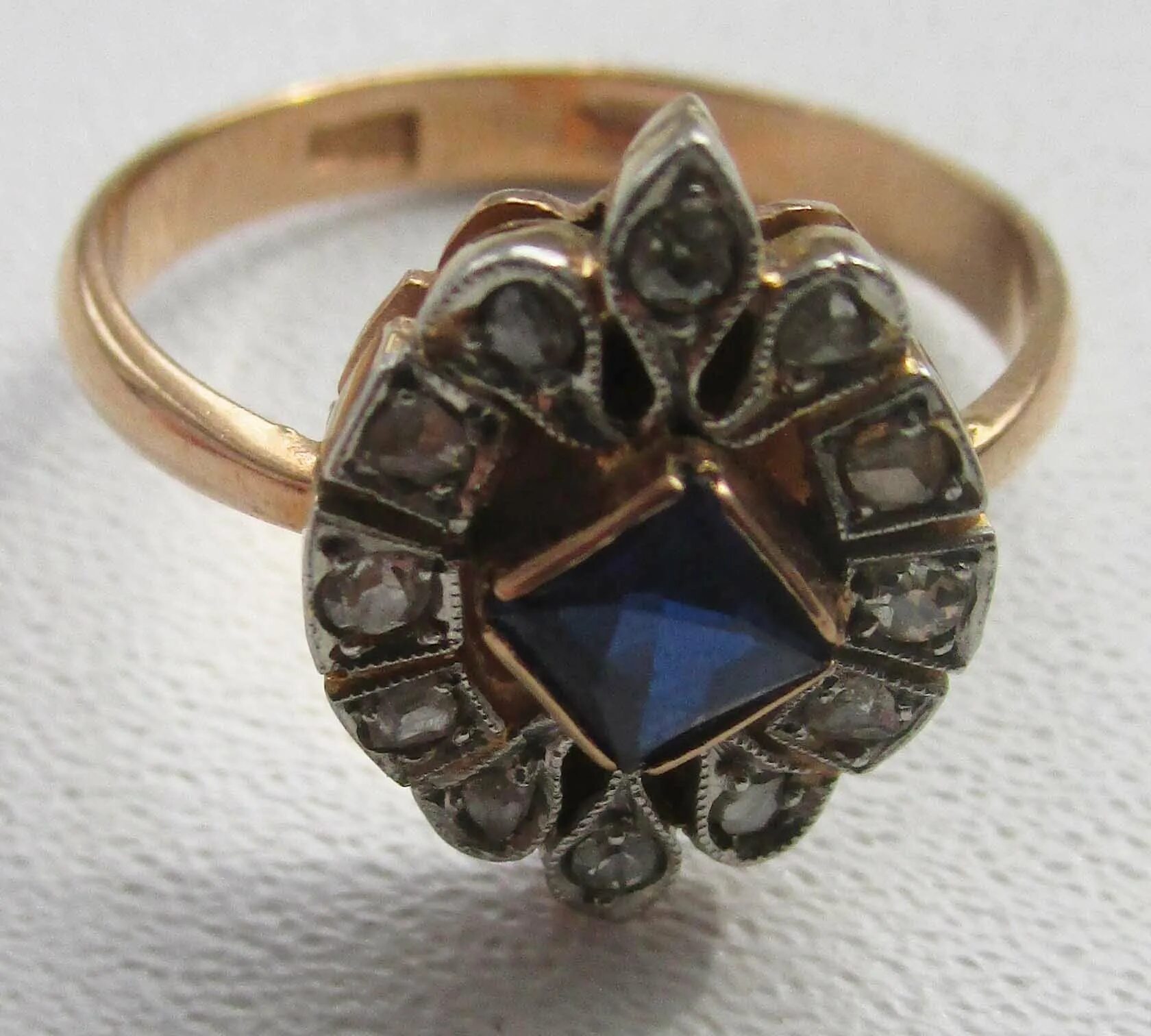 Самое старое кольцо. Кольцо 20 век сапфир. Старинные кольца. Старинное кольцо с сапфиром. Старинные кольца и перстни.