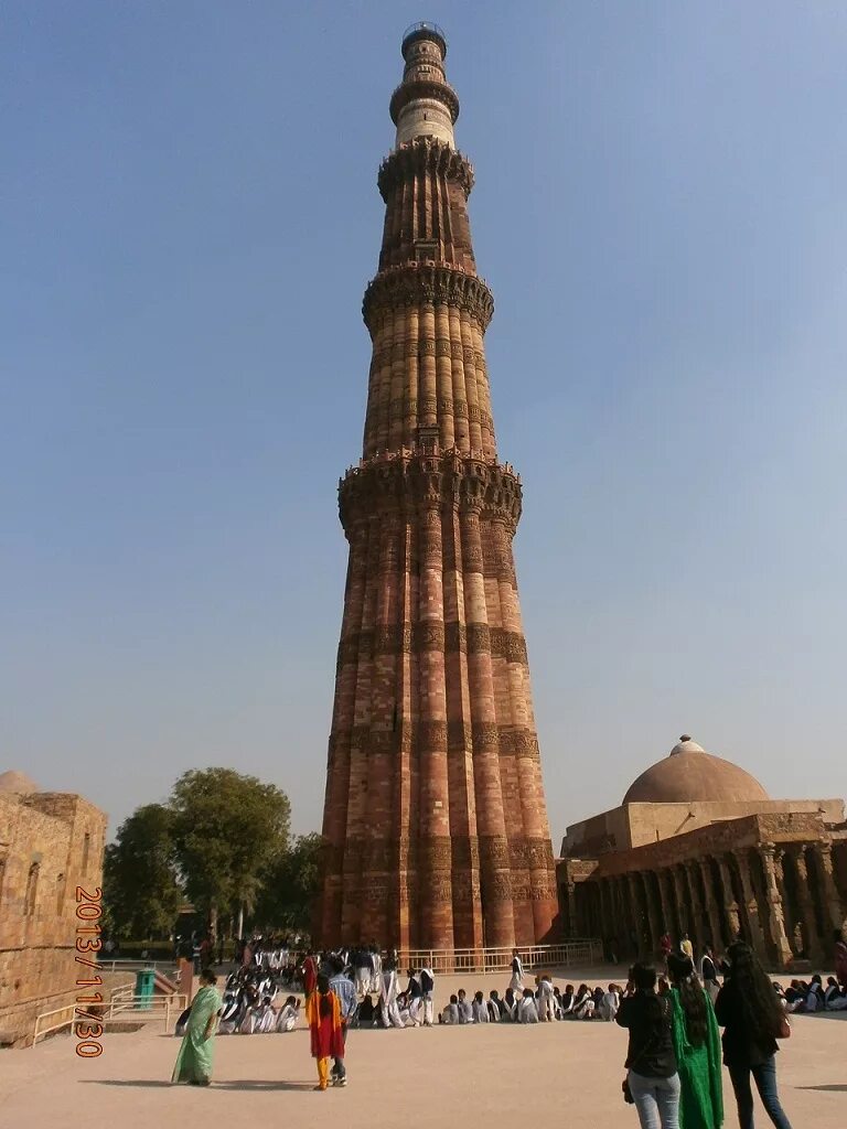 Минарет кутуб-минар в дели. «надир шах моск», башня кутаб, дворец делийский. Башня кутб минар. Самый высокий минара. Основание у минарета.