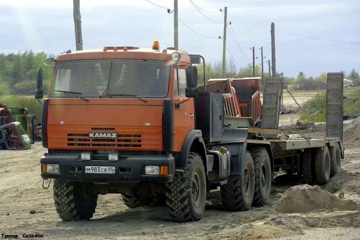 Св 65. КАМАЗ 43118 С тралом. КАМАЗ 43118 самосвал. КАМАЗ 43118 самосвал военный. КАМАЗ 43118 совок.