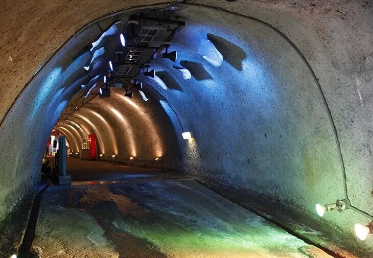 Соединить тоннели. Тонельнорвегия ллордальский тонелб. Подводный туннель ламанш. Подводный тоннель ла манш. Железнодорожный тоннель «сэйкан».