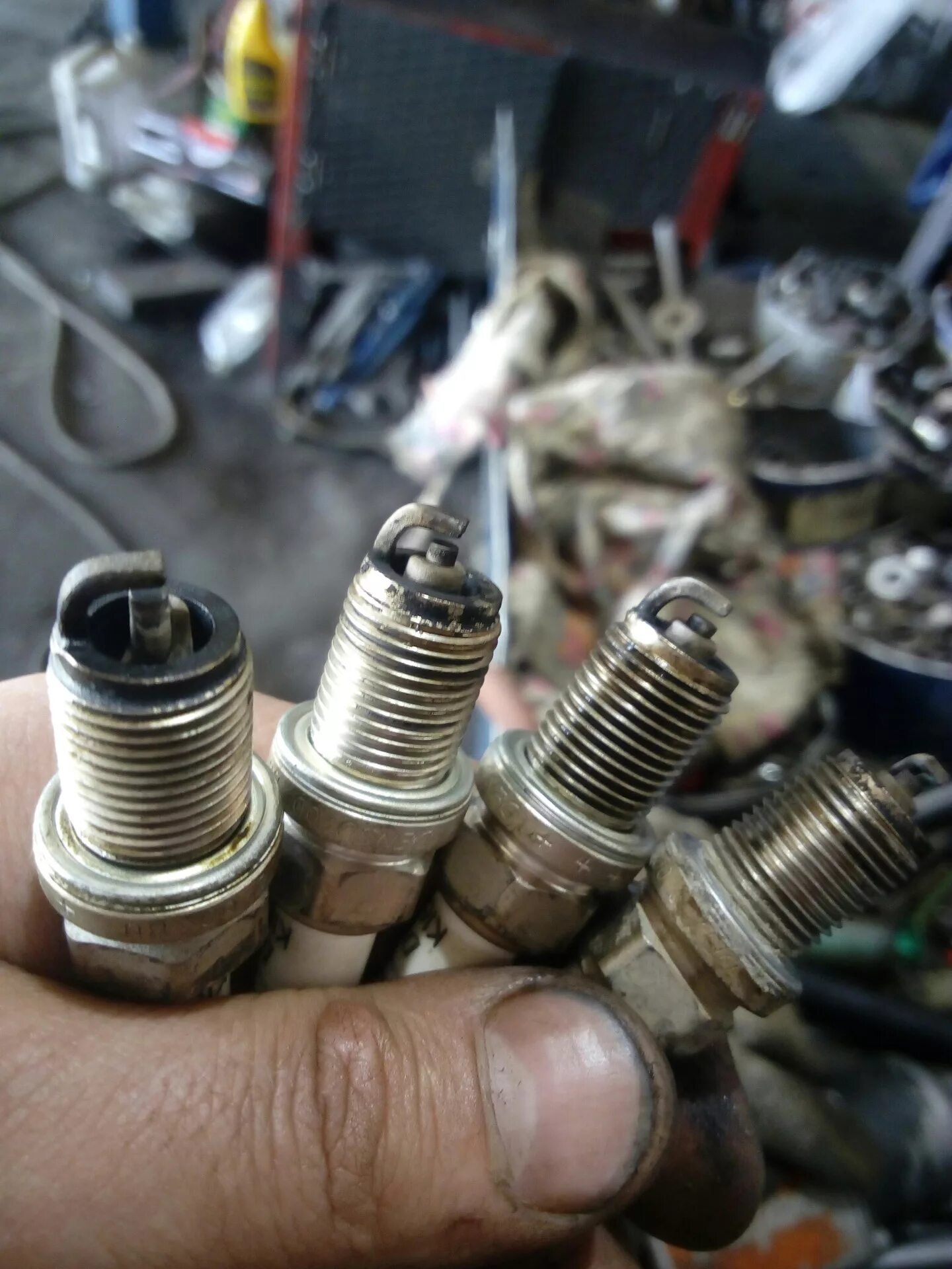 Две свечи на цилиндр. 2 свечи зажигания на цилиндр. Две свечи на цилиндр ваз. Твин спарк. Мерседес 2 свечи на цилиндр.