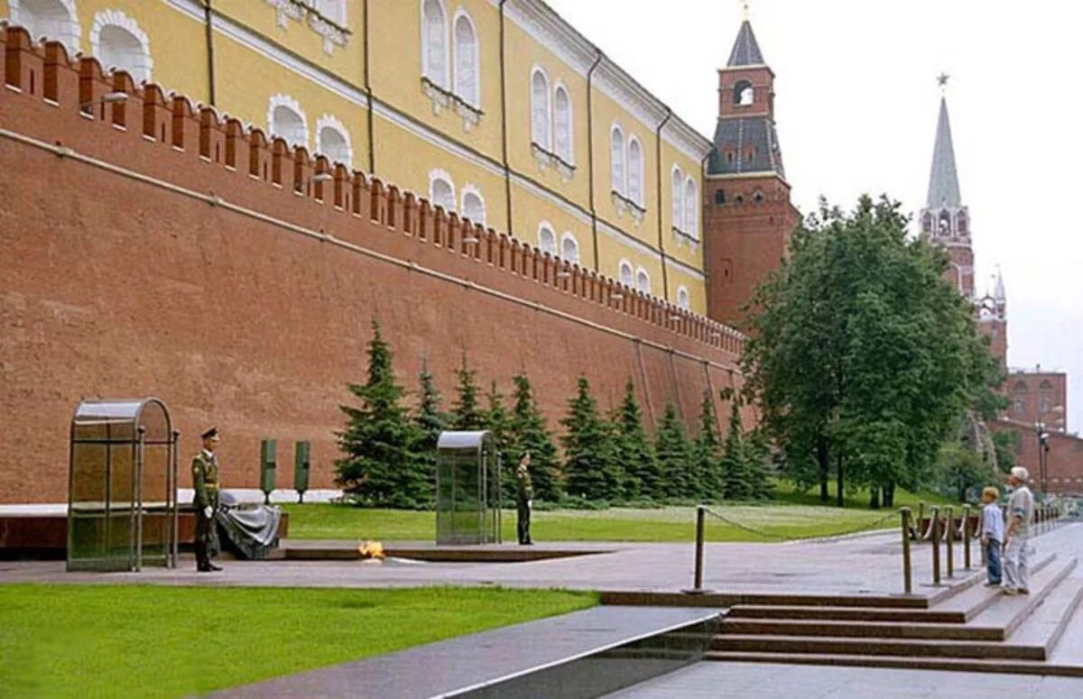 Великая кремлевская стена. Москва Александровский сад Александровский сад. Кремль Московский Кремль Александровский сад. Москва красная площадь Александровский сад. Александровский сад у кремлевской стены.