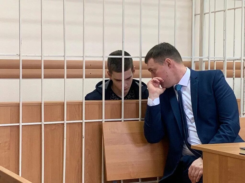 Адвокат защищает подсудимого. Адвокат в суде. Адвокат уголовные дела.