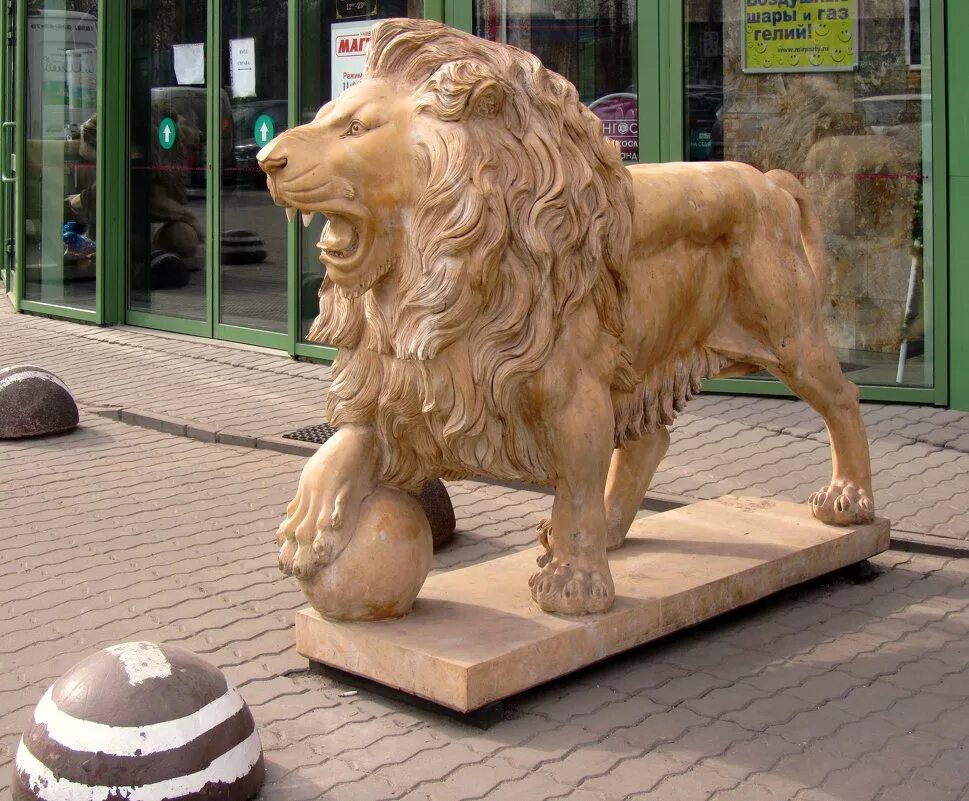 Украшать львов. Скульптура Льва в Питере. "Зеленоград" скульптура Льва. Статуи Львов в Москве. Статуя Льва с шаром.