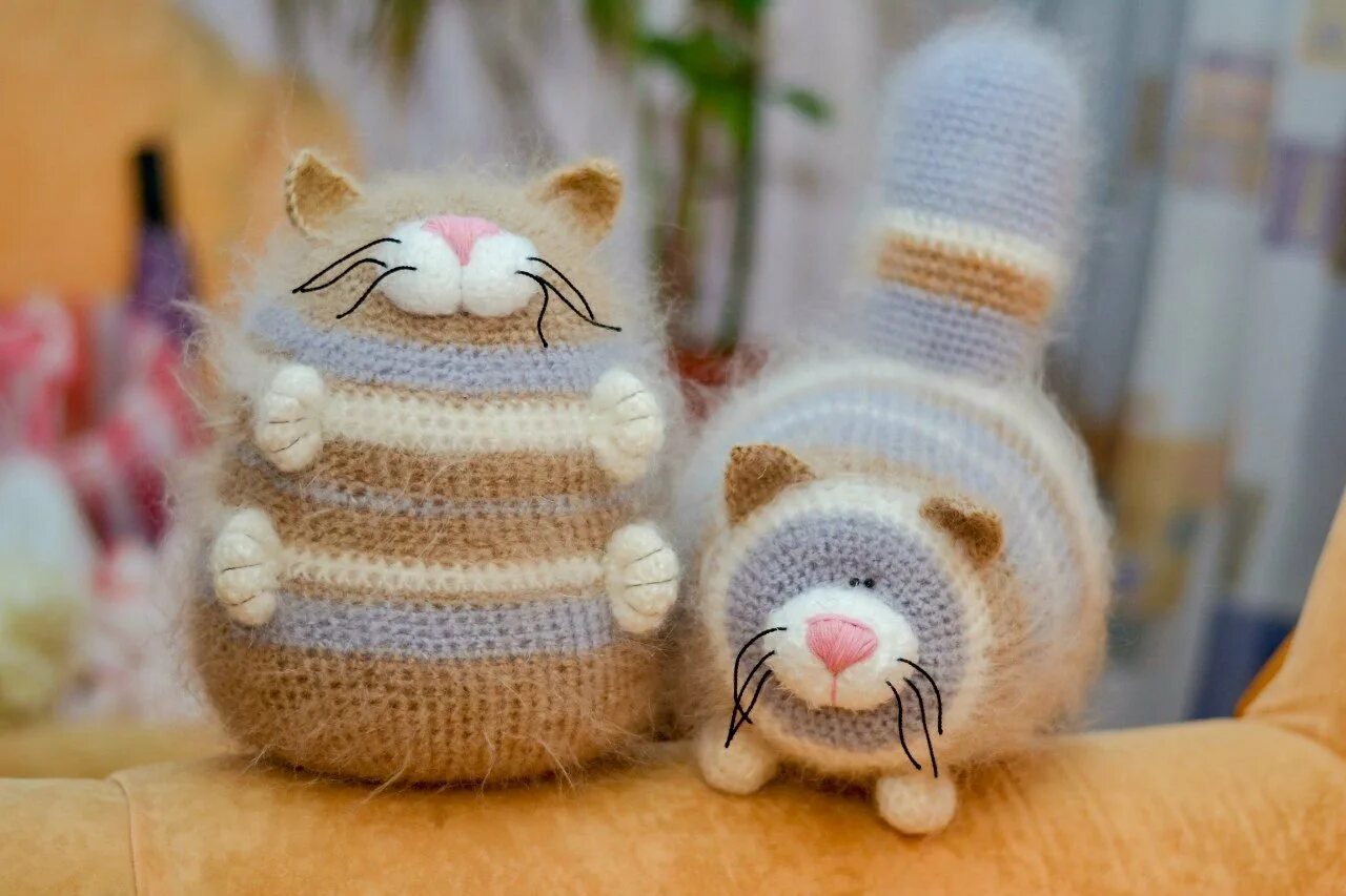 кот батон из пряжи. вязаный котик из плюшевой пряжи. забавные вязаные коты. кот батон из пряжи. вязаные подушки игрушки.