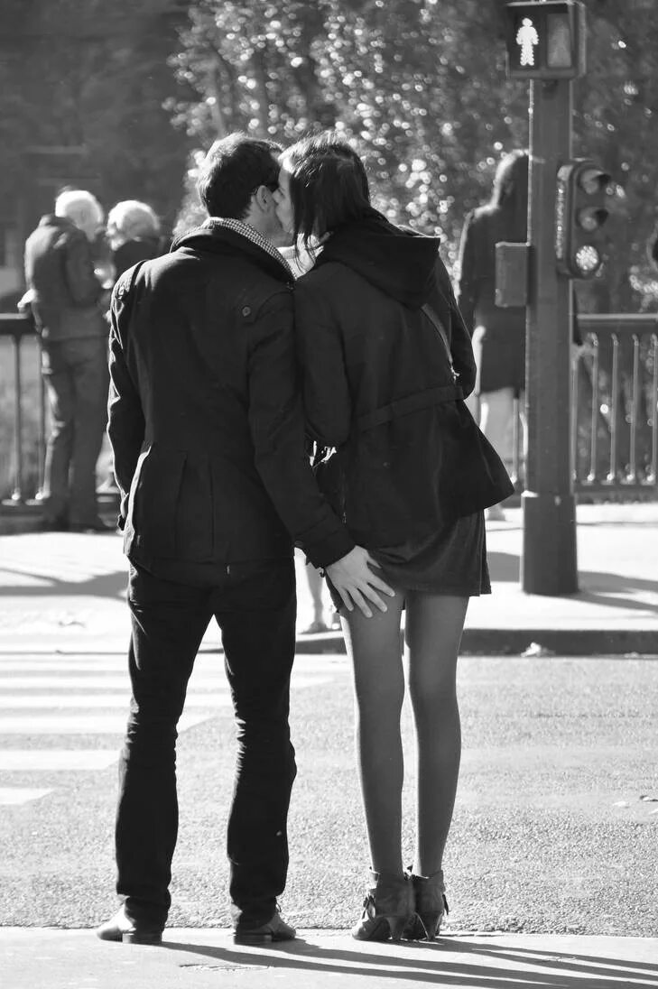 Парень целуется на улице. Парочки на улице. Поцелуй на улице. Целуются на улице.