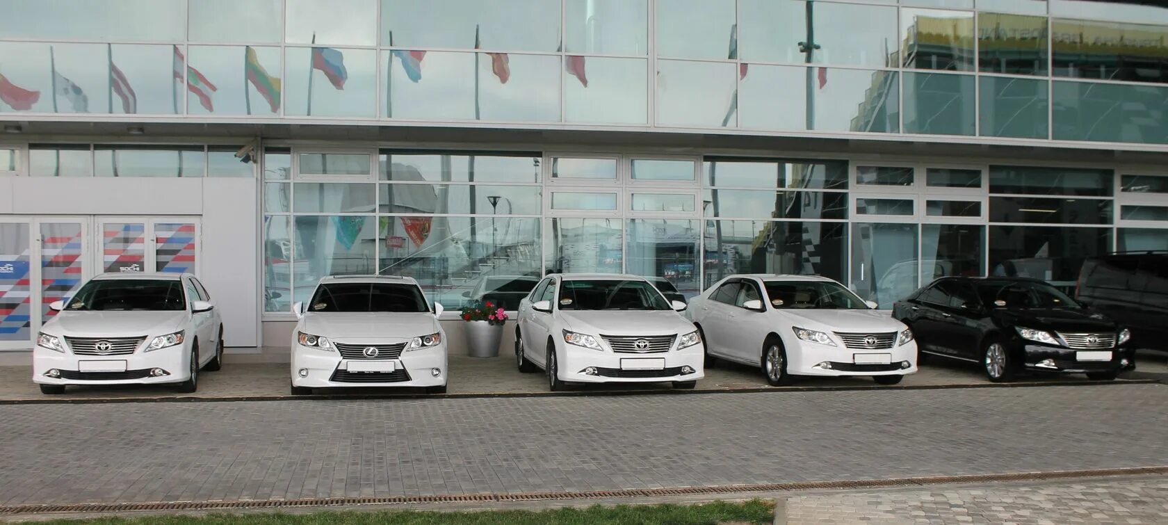 Аренда авто адлер в абхазию. Тк camry сочи. дорогие машины в сочи. автопрокат сочи адлер. камри такси сочи.