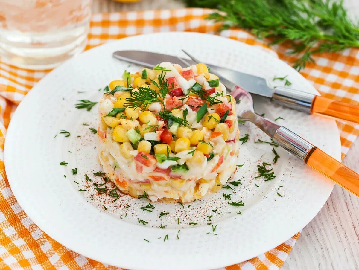 Салат с крабовыми палочками и кукурузой. Оливье в упаковке. В оливье можно добавить кукурузу. Салат из крабовых палочек с кукурузой и рисом. Салат крабовые палочки с майонезом.