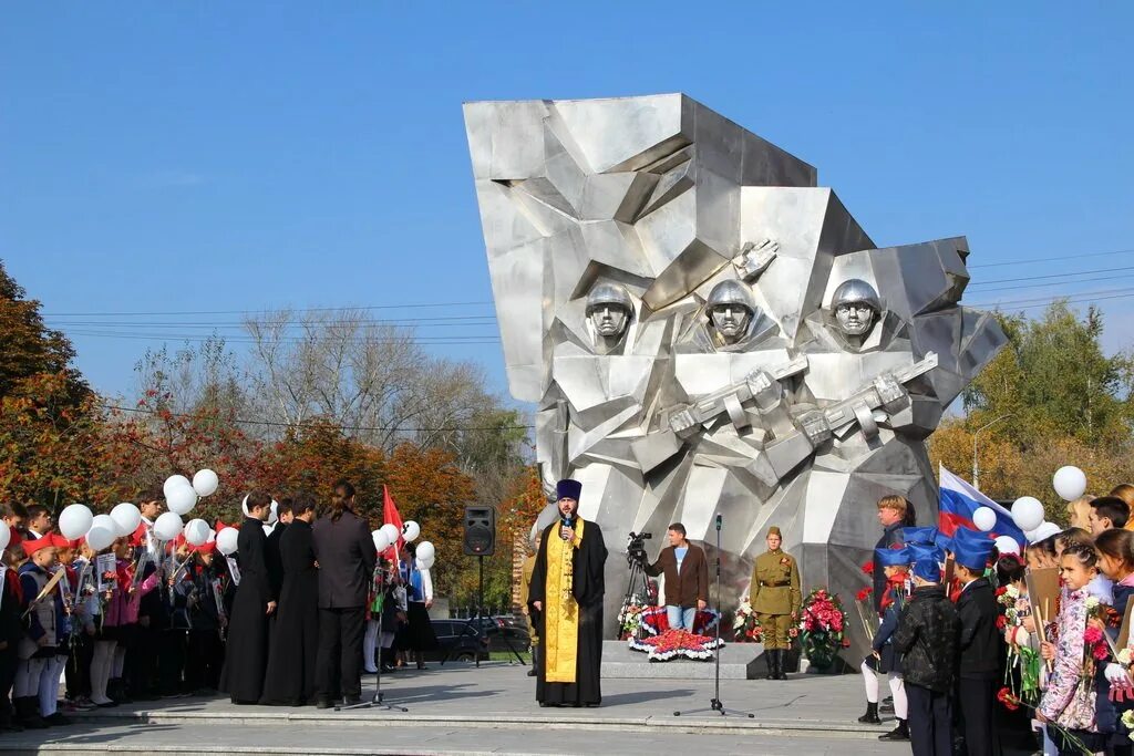 Песня подольских курсантов. Памятник Подольским курсантам в Подольске. Памятник Подольским курсантам на Варшавском шоссе. Подвиг Подольских курсантов памятник. Памятник подвиг Подольских курсантов в Подольске.