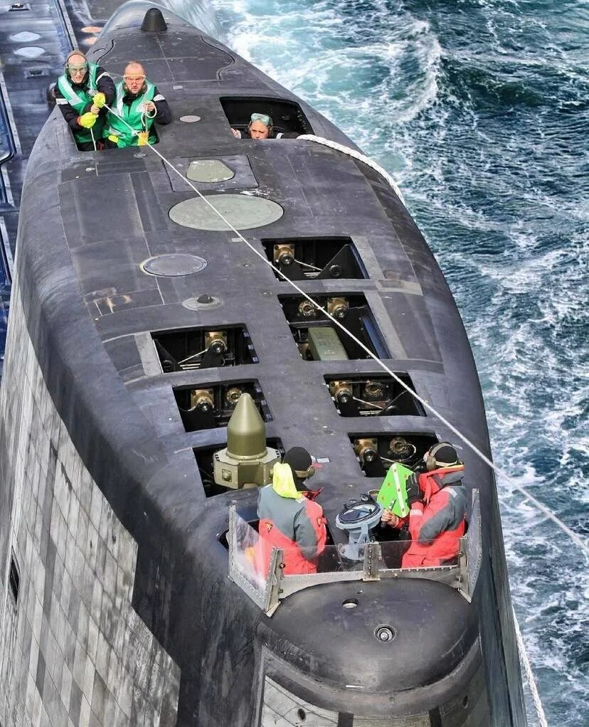 HMS astute подводная лодка. АПЛ Астьют. HMS Ambush s120. Атомная подлодка HMS astute. Краткое содержание самая маленькая лодка в мире