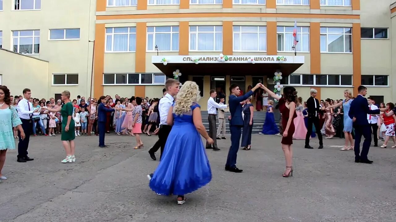 Выпускной вальс танец видео. Вальс с родителями на выпускной в школе. Танец мам на выпускной в школе. Вальс на выпускной в детском саду. Танец в Свердловске на выпускном.