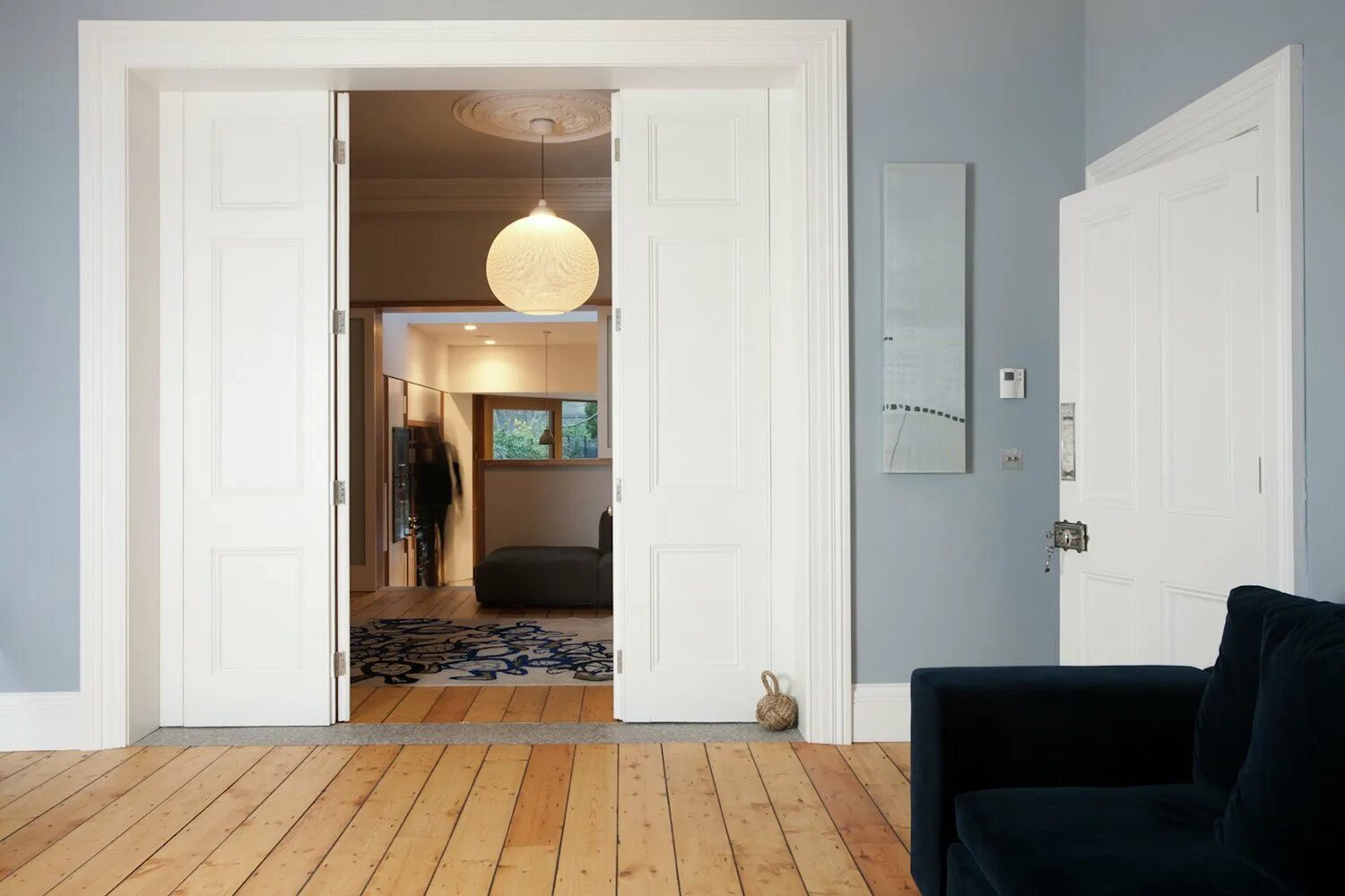 Двери в современном интерьере. Открытая дверь в квартиру. Открытая дверь в интерьере. Светлые двери в интерьере.