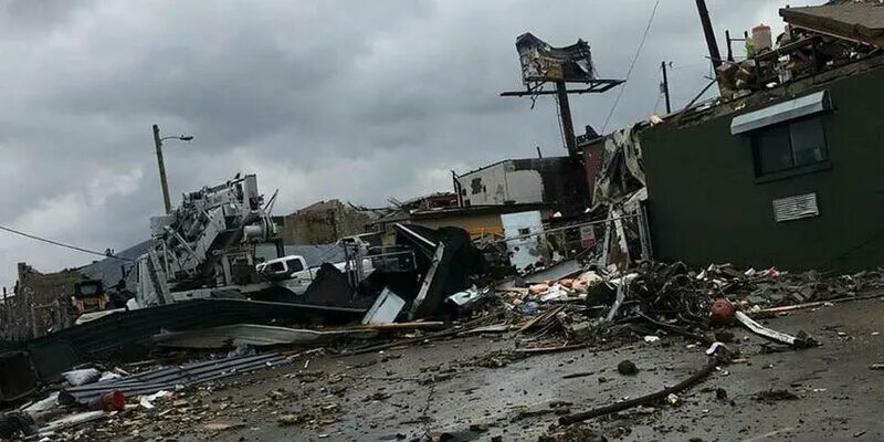 Торнадо жертвы фестиваль. Торнадо в сша 3. Торнадо в теннесси. Торнадо в теннесси. Ураган в сша.