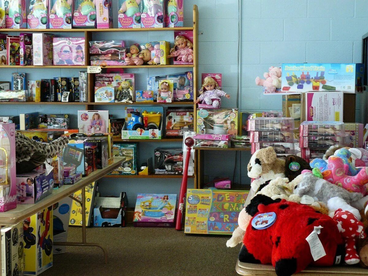 Девочку много игрушек. Комната с игрушками. Детская комната с игрушками. Много игрушек. Много игрушек в детской.