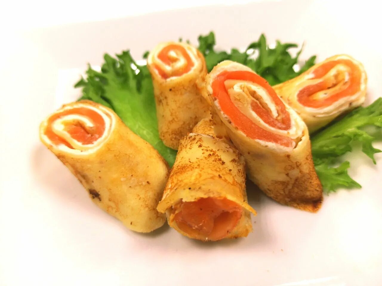 блинные рулетики с красной рыбой. блины с семгой и творожным сыром. блины с горбушей. блинчики с горбушей. блинчики с семгой.