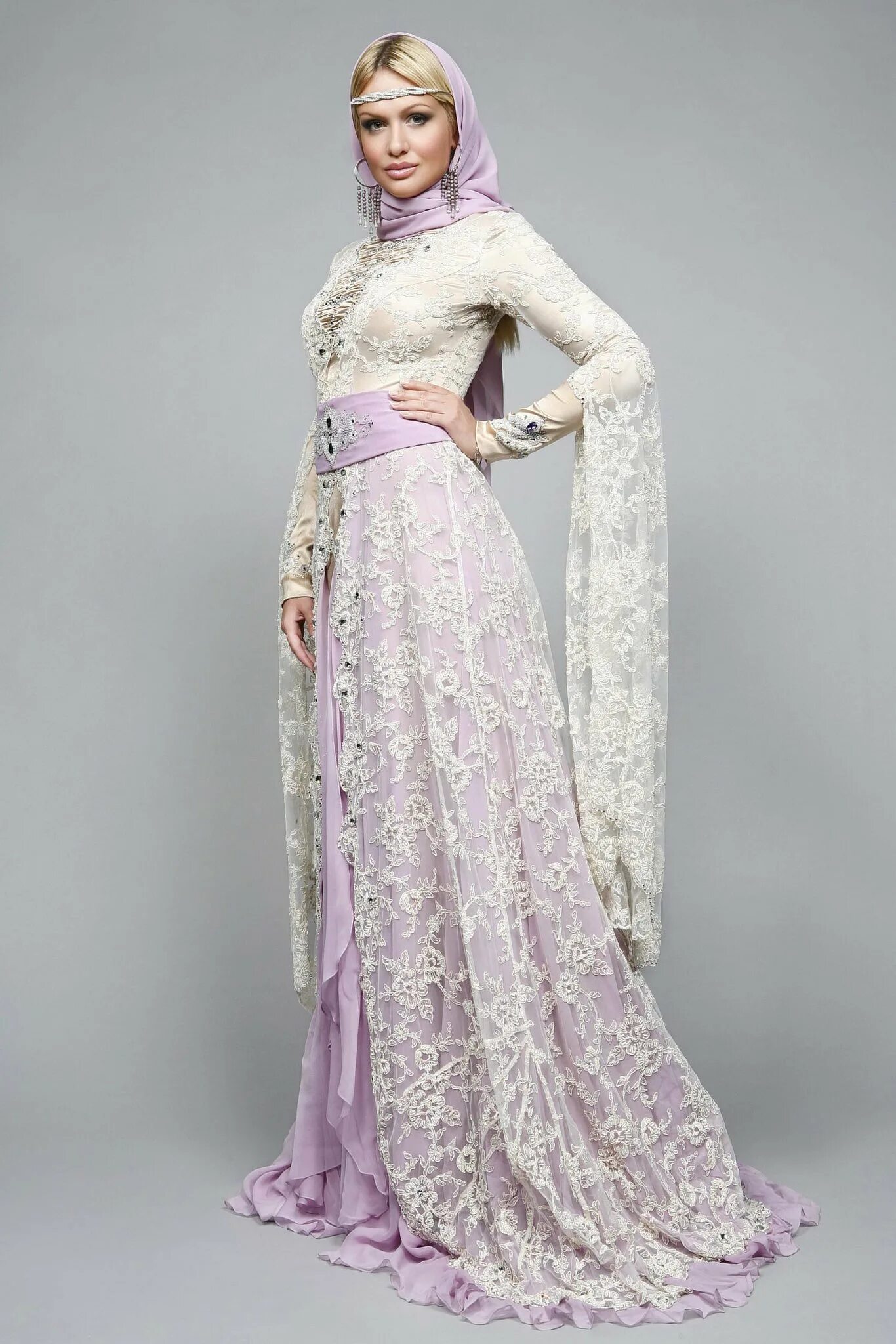 Одежда чеченок. Горский костюм женский грузинский. Чеченское национальное платье фирдаус. Чеченские национальные платья для девушек. Одежда чеченок.