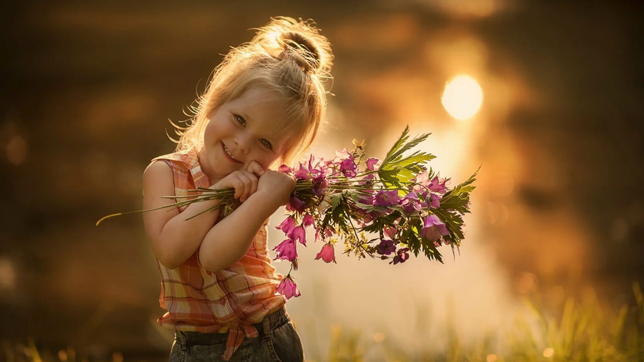 Подарить добро людям. Дети радуются. Доброта радость. Девочка с цветами. Счастливый ребенок.