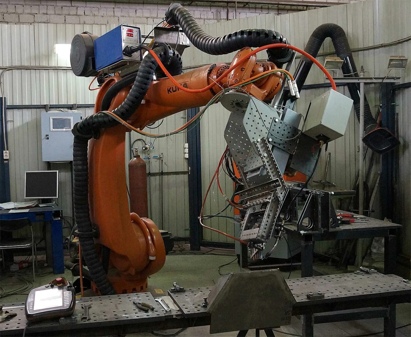 Комплекс роботизированной сварки. Робот kuka kr 120 r3100. роботизированный сварочный комплекс kuka. роботизированный сварочный комплекс cs-404. kuka kr 100-2 сварочный комплекс.