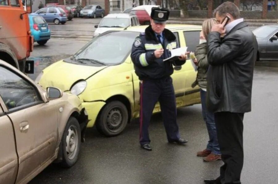 Гибдд узнать дтп. ГАИ оформление ДТП. Инспектора ГИБДД на аварии.