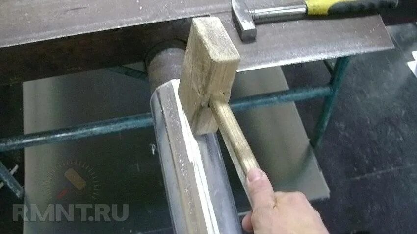 Как согнуть лист в трубу. Как сделать квадратную трубу из оцинковки. соединить листовых металлов. изготовить трубу из оцинковки.