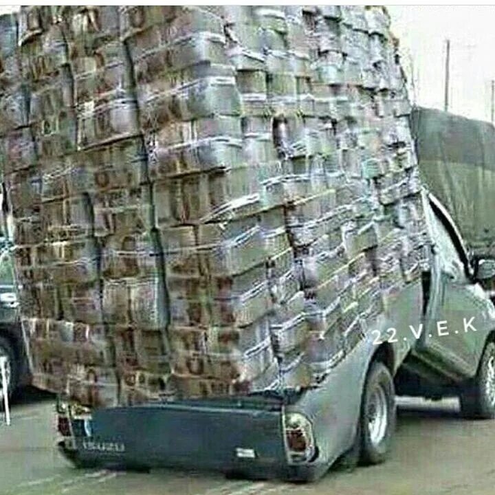 Автомобиль много денег. Фура с деньгами. Грузовик с деньгами. Полный грузовик денег. Грузовик с долларами.