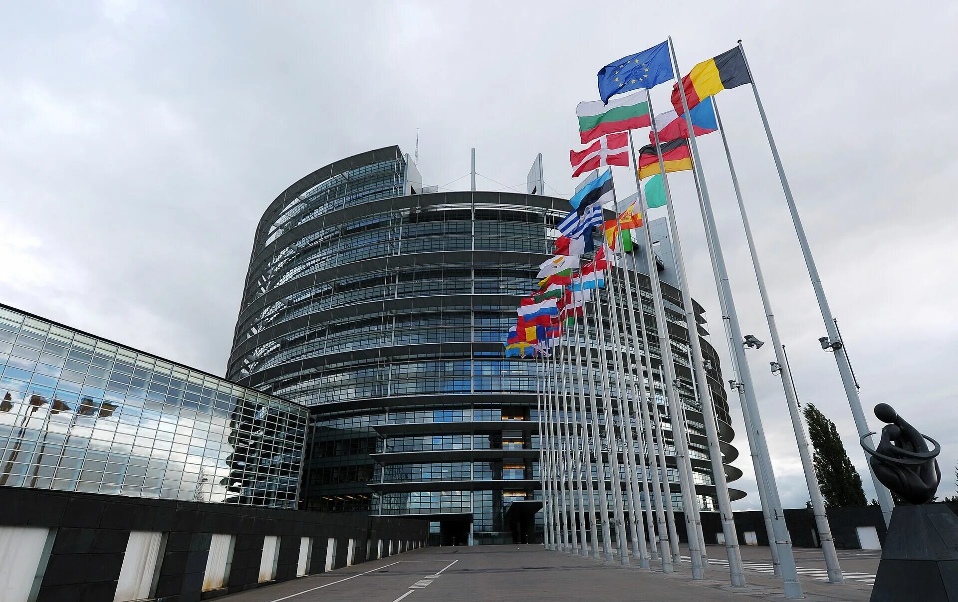 Европейский парламент Страсбург. Здание Европарламента в Брюсселе. Парламент Евросоюза в Брюсселе. Здание Европарламента в Страсбурге.