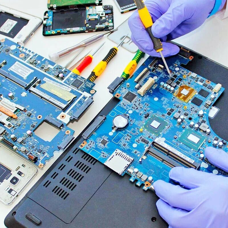 Монтаж материнской платы в корпус. Монтаж материнской платы в системный блок. Материнская плата в корпусе. Крепление платы к корпусу. Материнская плата компьютера.